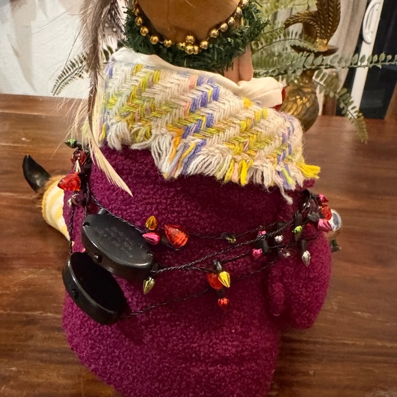 Festive Holiday Caroler Figurine similar to Beyers Choice...